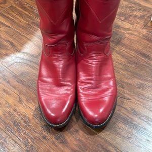 Smokin’ hot RED cowboy boots.